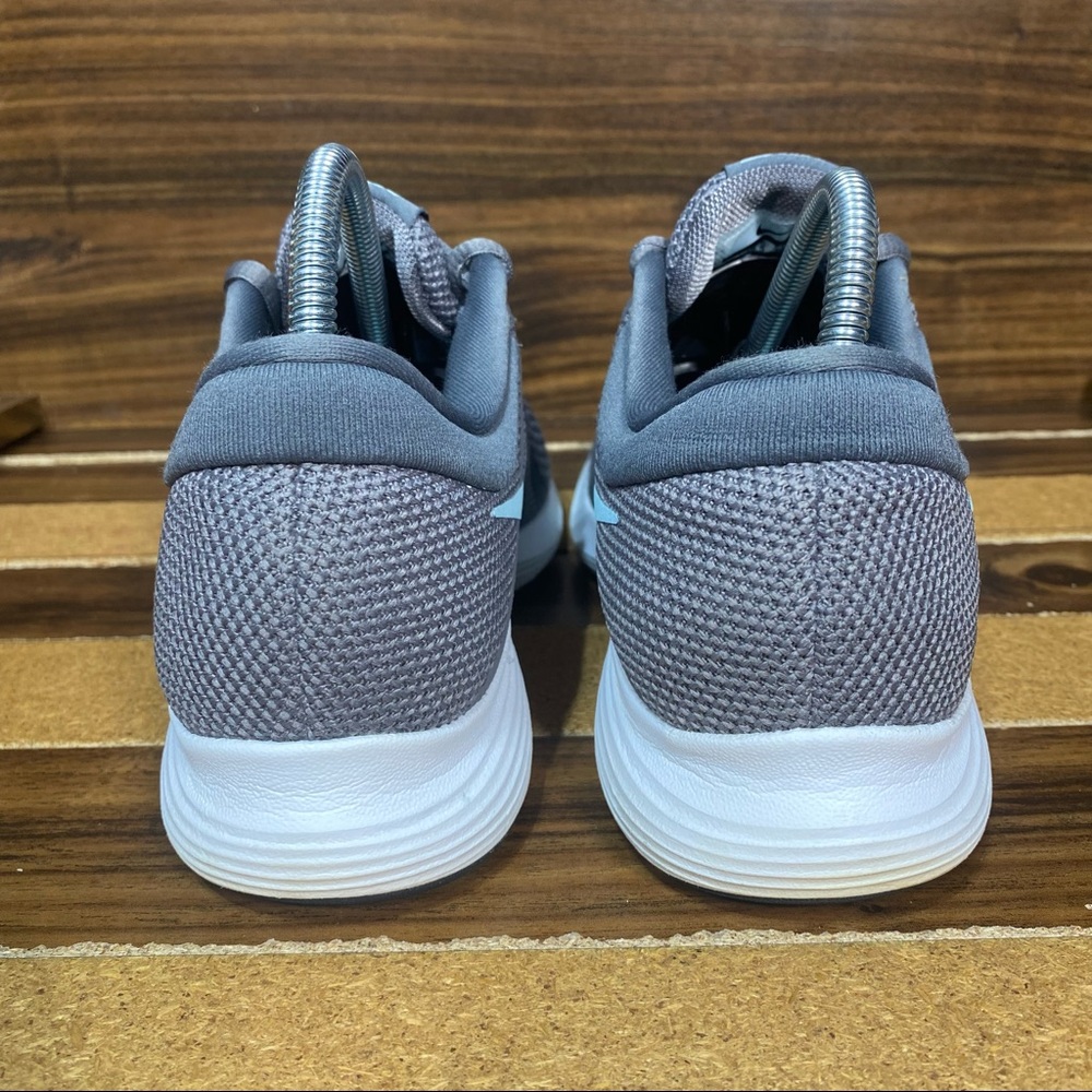 nike revolution 4 grey pink